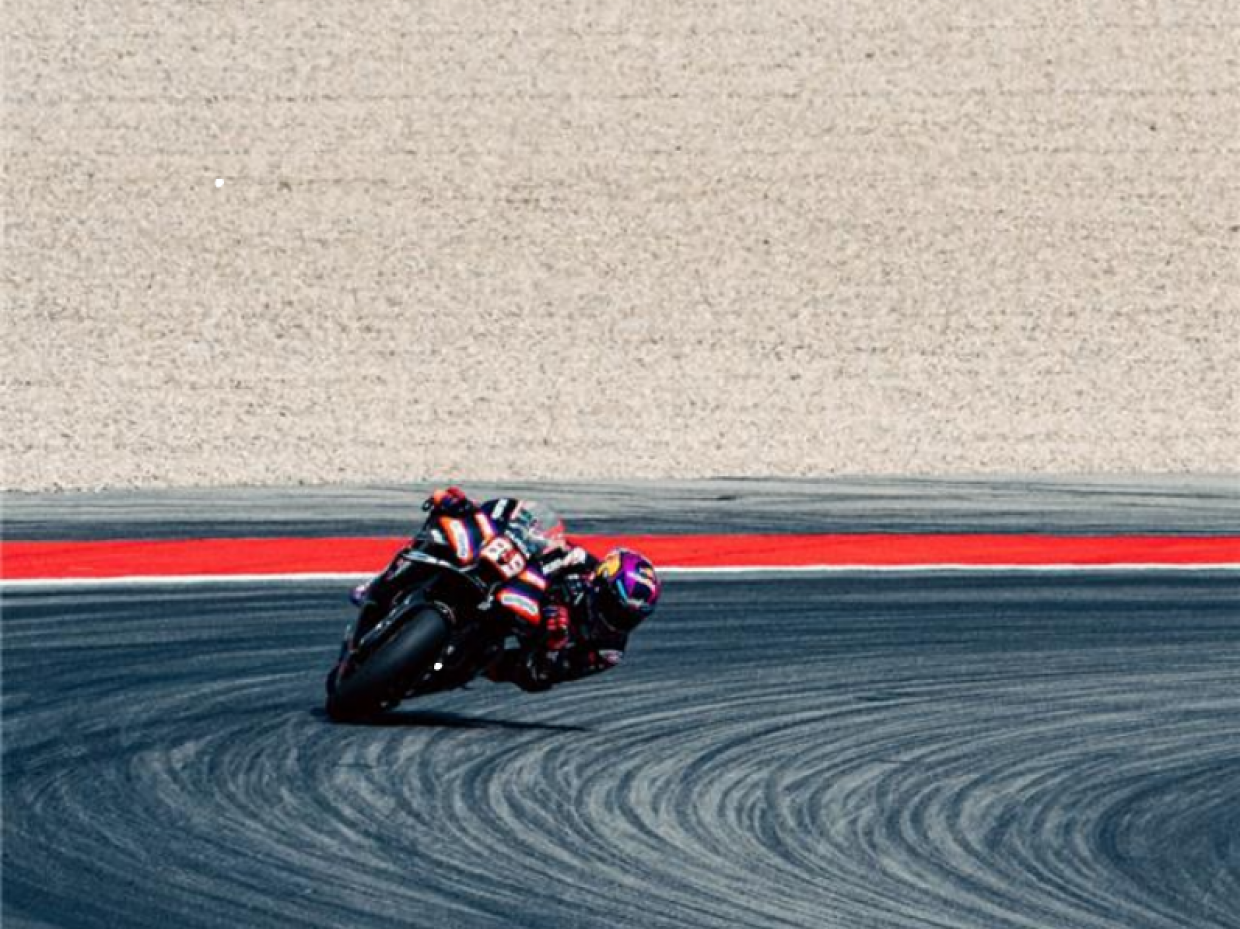 QUATRIÈME PLACE POUR APRILIA RACING DANS UNE COURSE CHAOTIQUE À MONTMELÓ