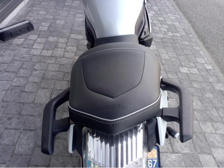 YAMAHA XJ6 