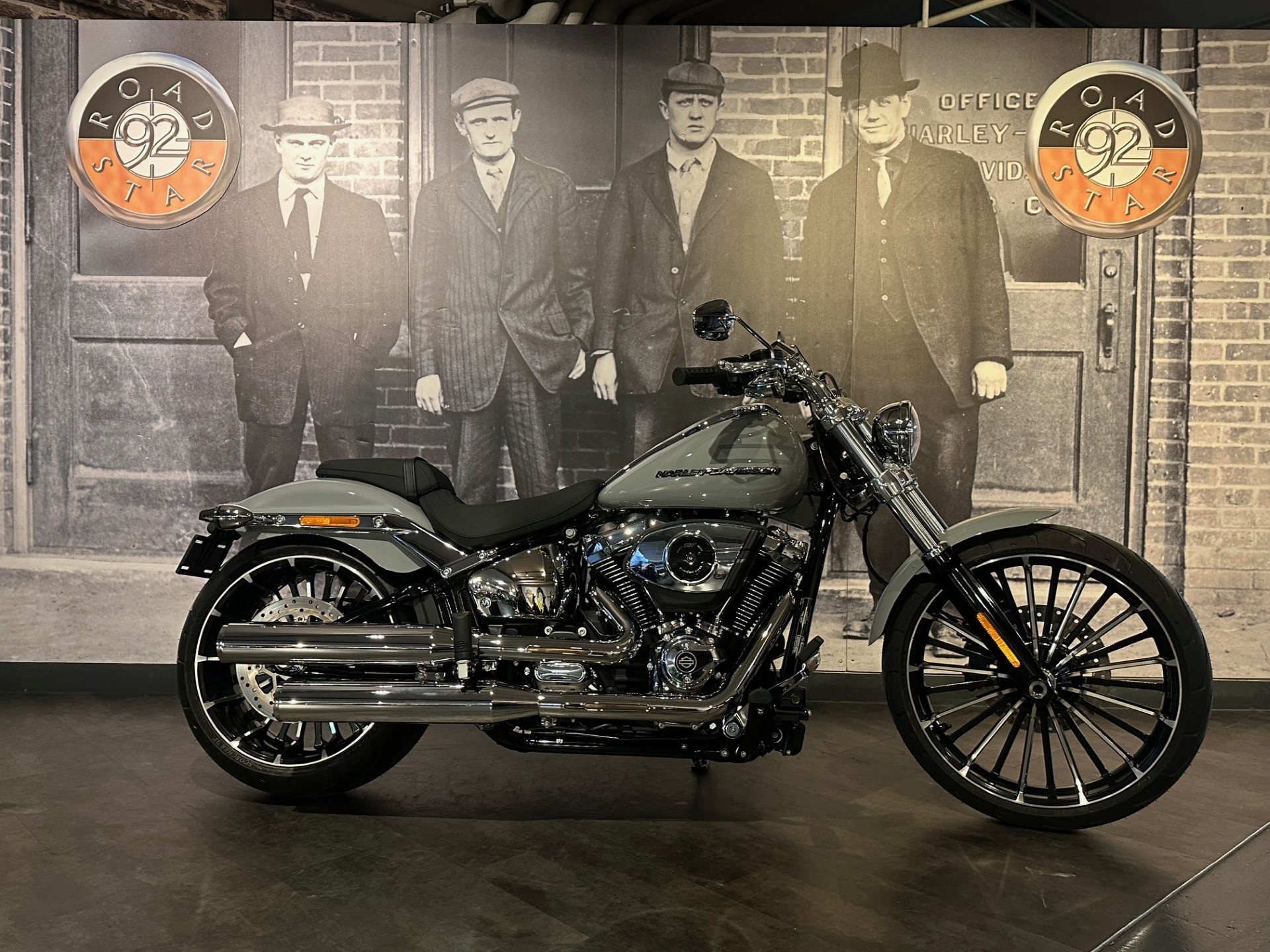 HARLEY-DAVIDSON SOFTAIL BREAKOUT 1923
