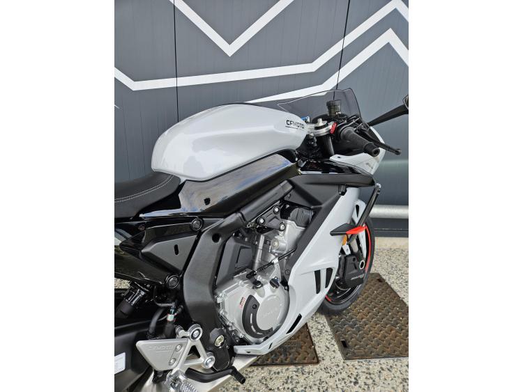 CF MOTO 675SR-R Dispo Noir ou Gris