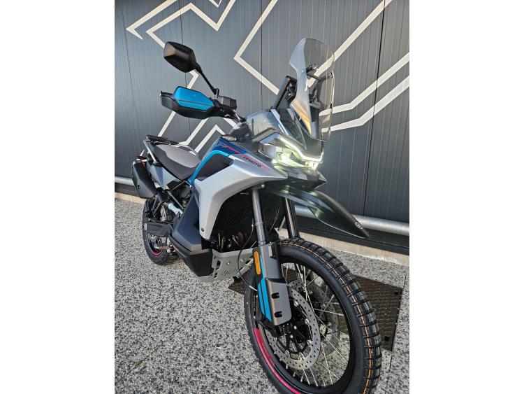 CF MOTO 800MT-X Dispo Noir ou Bleu 