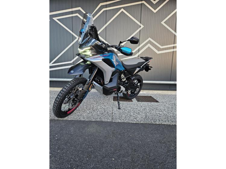 CF MOTO 800MT-X Dispo Noir ou Bleu 