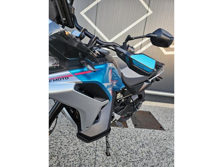 CF MOTO 800MT-X Dispo Noir ou Bleu 