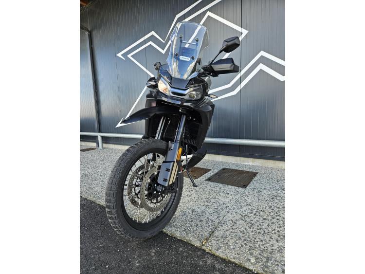 CF MOTO 800MT-X Dispo Noir ou Bleu 