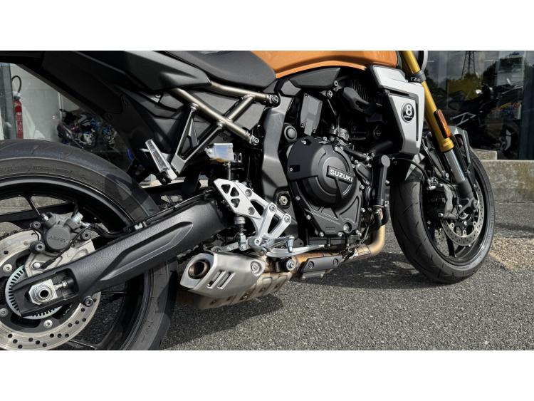 SUZUKI GSX-8T 