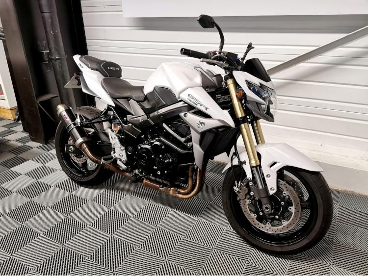 SUZUKI GSR 750