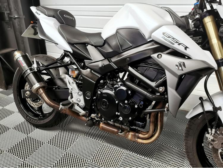 SUZUKI GSR 750