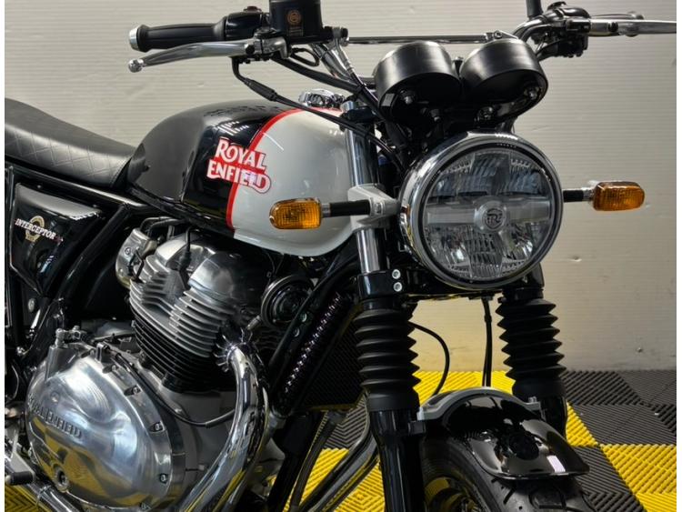 ROYAL ENFIELD INTERCEPTOR 650  Black Pearl MY24