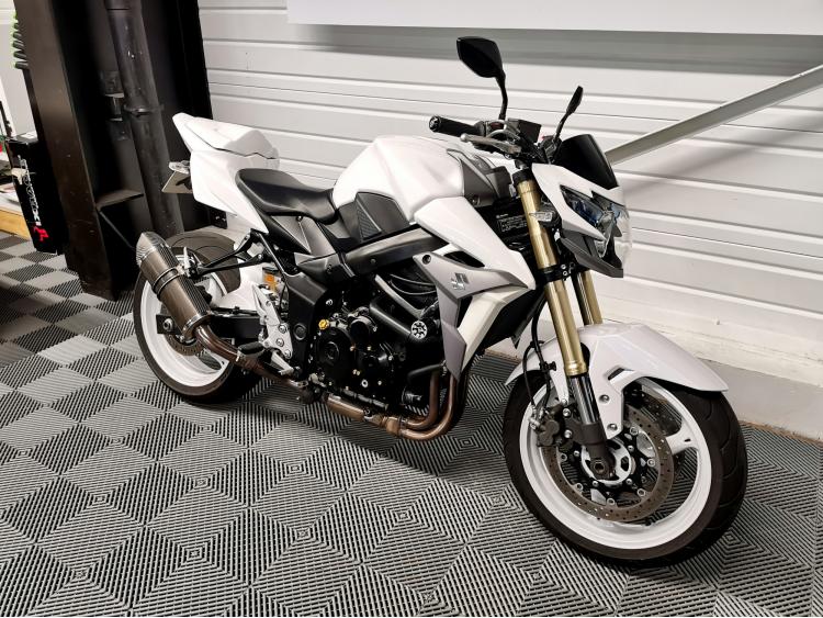 SUZUKI GSR 750 GSR750