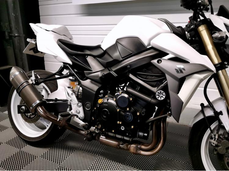 SUZUKI GSR 750 GSR750