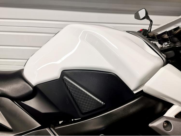 SUZUKI GSR 750 GSR750