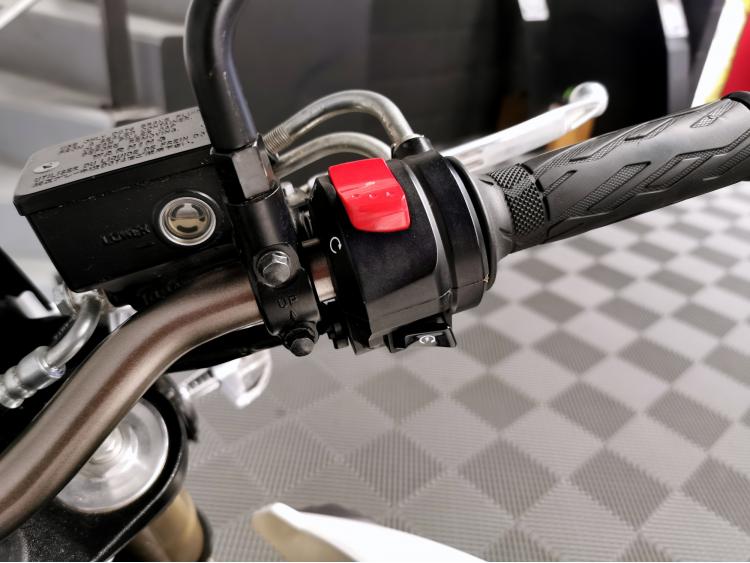 SUZUKI GSR 750 GSR750