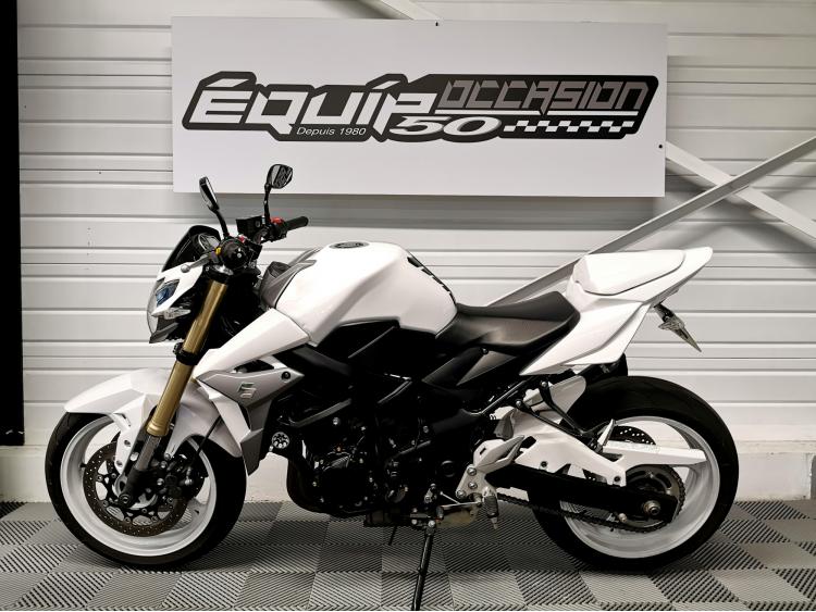 SUZUKI GSR 750 GSR750