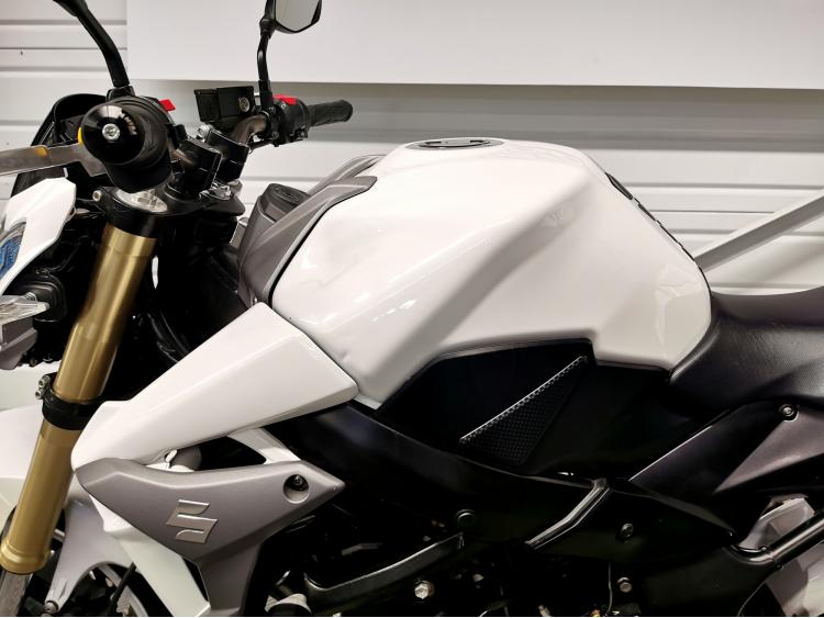 SUZUKI GSR 750 GSR750