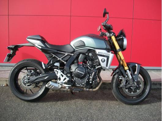 SUZUKI GSX-8T