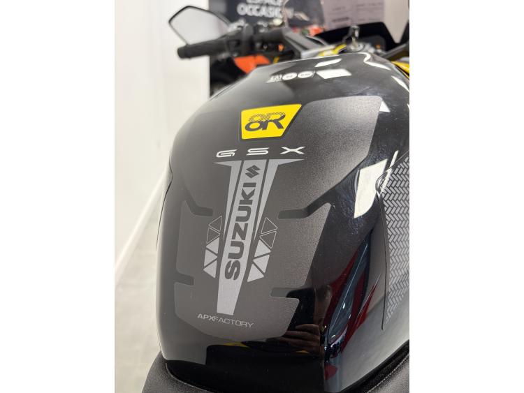SUZUKI GSX-8R