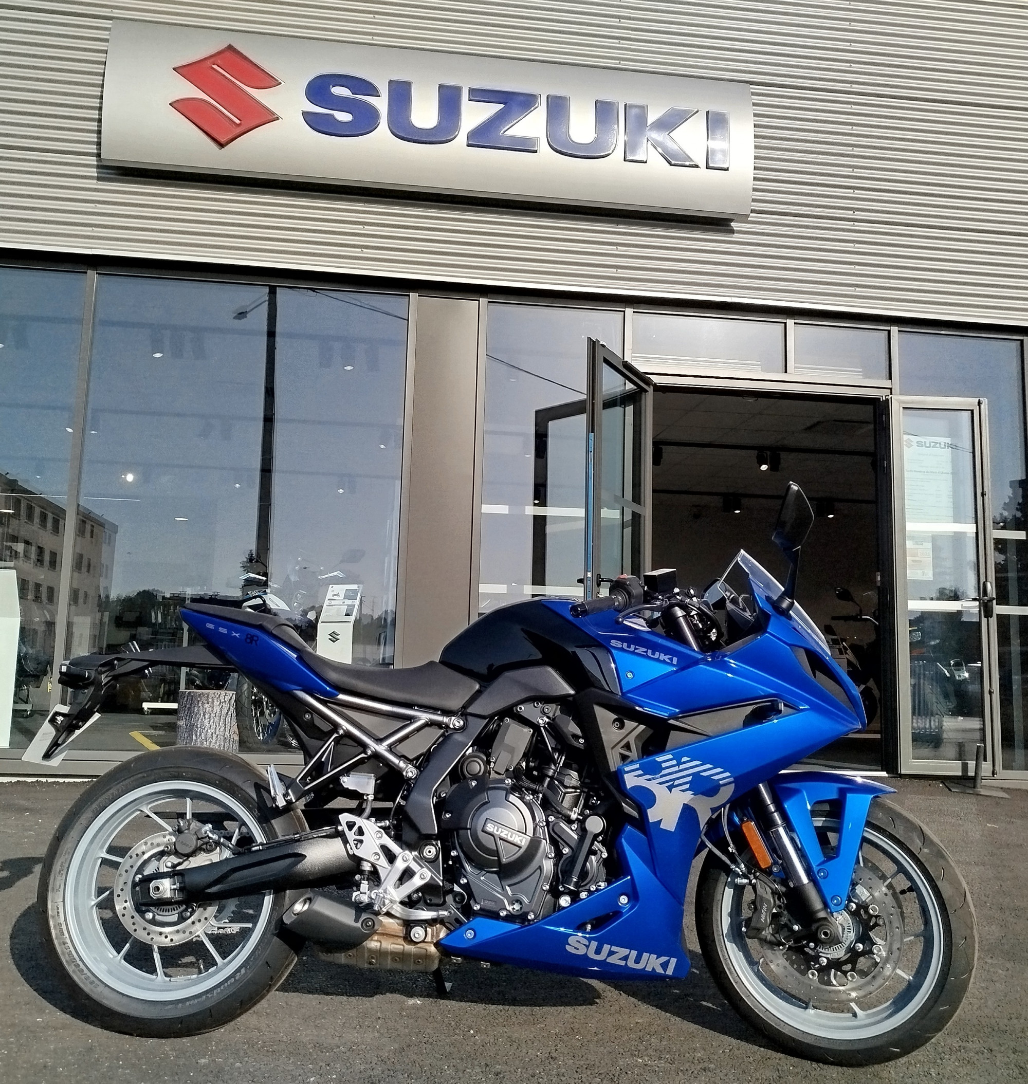 SUZUKI GSX-8R