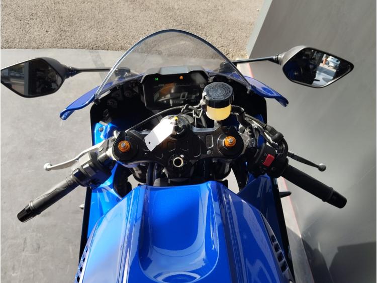 YAMAHA R7