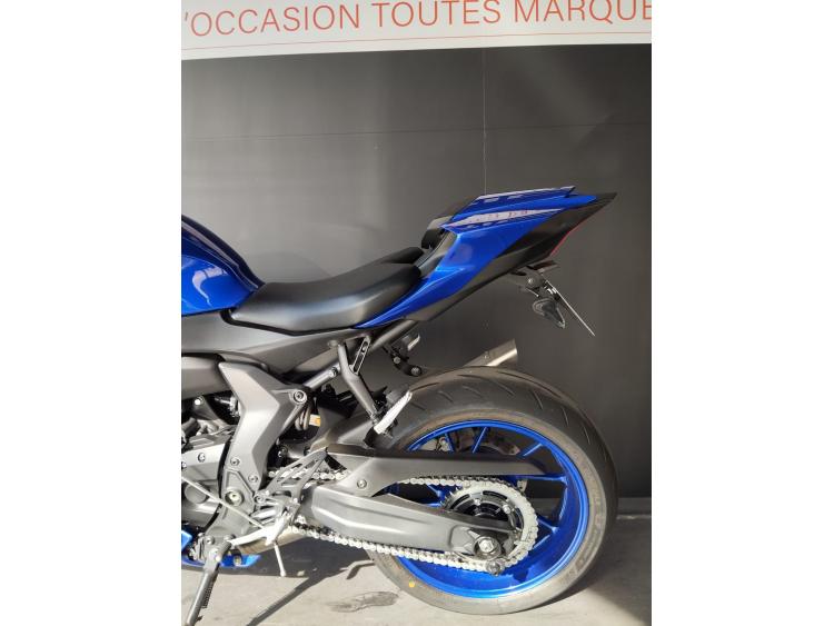 YAMAHA R7