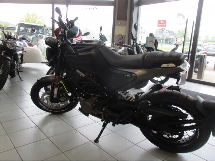 HUSQVARNA SVARTPILEN 125 ABS