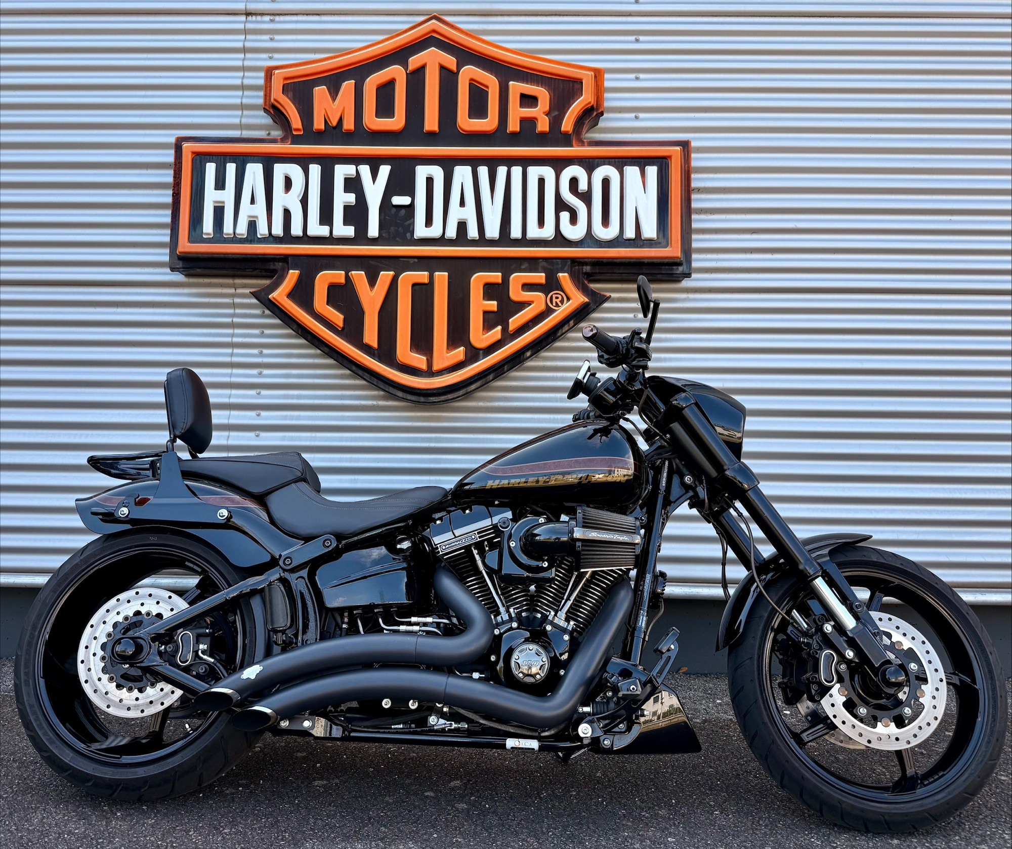 HARLEY-DAVIDSON SOFTAIL BREAKOUT 1800 PRO STREET CVO