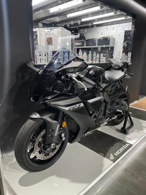 YAMAHA YZF 1000 R1