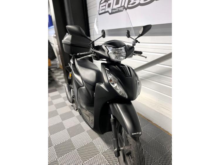 HONDA NSC 110 VISION - TOP CASE - 1ére Main 