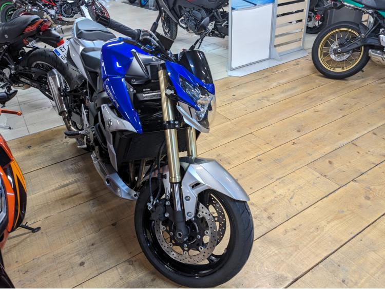 SUZUKI GSR 750