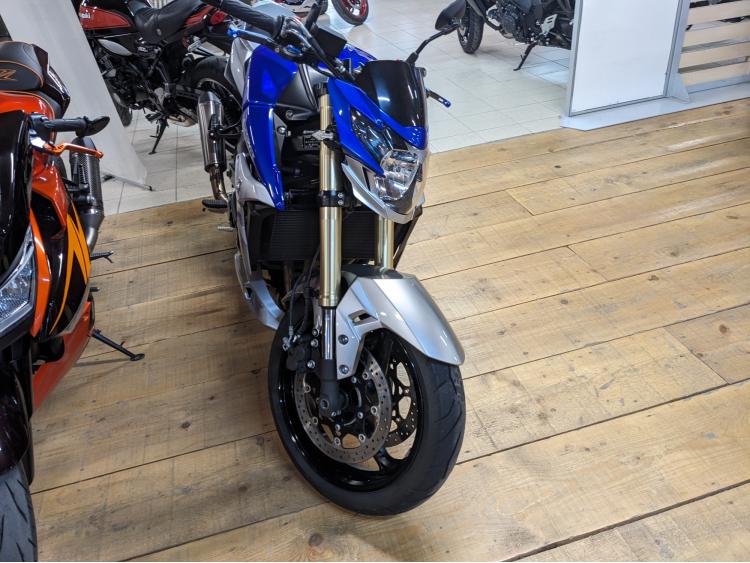 SUZUKI GSR 750