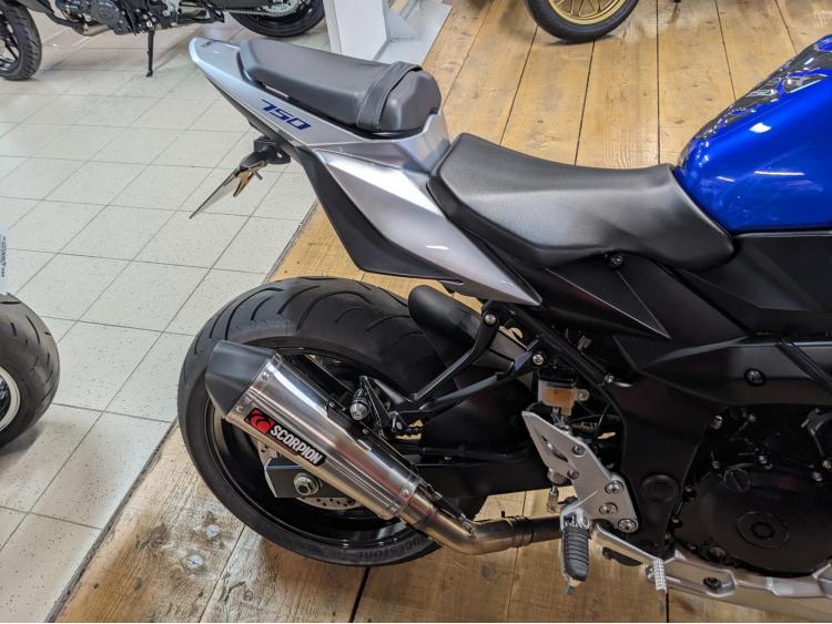 SUZUKI GSR 750
