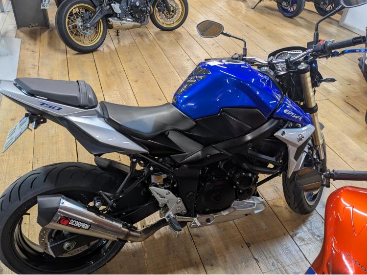 SUZUKI GSR 750