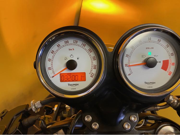 TRIUMPH THRUXTON 900