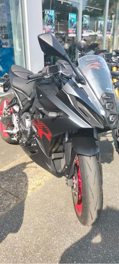 SUZUKI GSX-8R