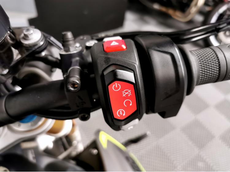 TRIUMPH SPEED TRIPLE 1200 RS - 1200RS - 1ERE MAIN