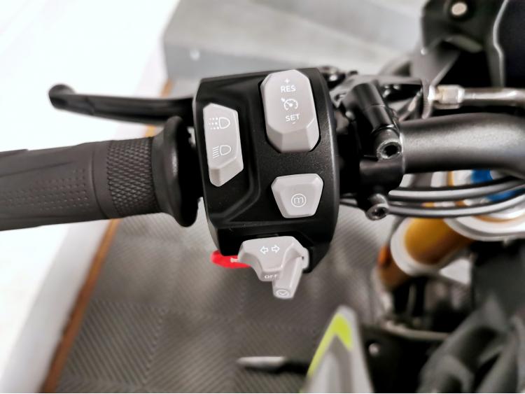 TRIUMPH SPEED TRIPLE 1200 RS - 1200RS - 1ERE MAIN