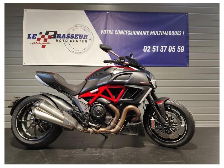 DUCATI DIAVEL CARBON RED