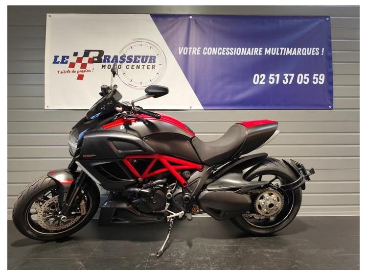 DUCATI DIAVEL CARBON RED