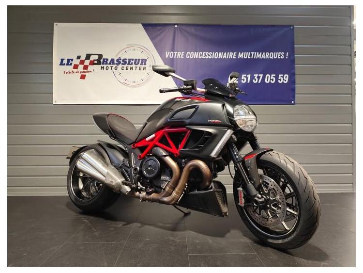 DUCATI DIAVEL CARBON RED