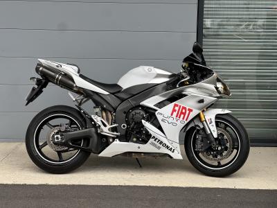 YAMAHA R1