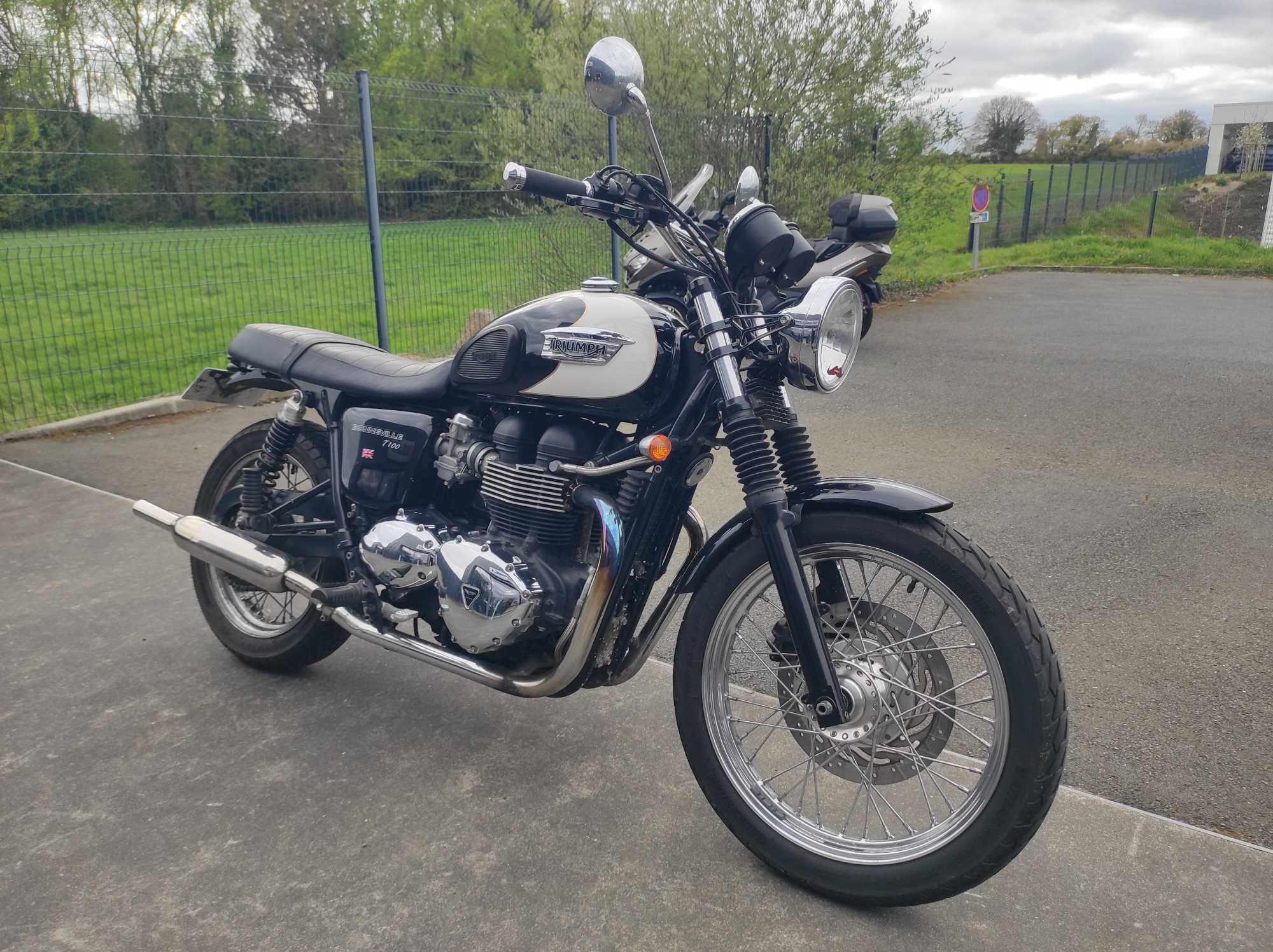 TRIUMPH BONNEVILLE 865 T100