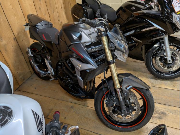 SUZUKI GSR 750