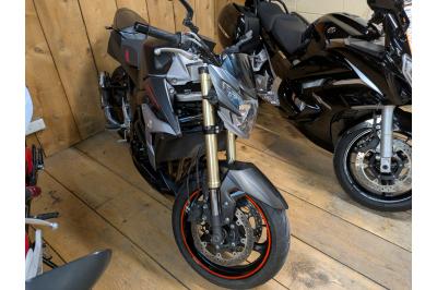 SUZUKI GSR 750