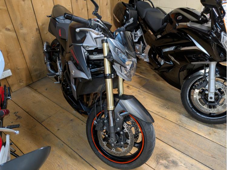 SUZUKI GSR 750