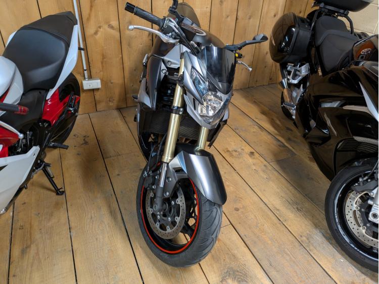 SUZUKI GSR 750