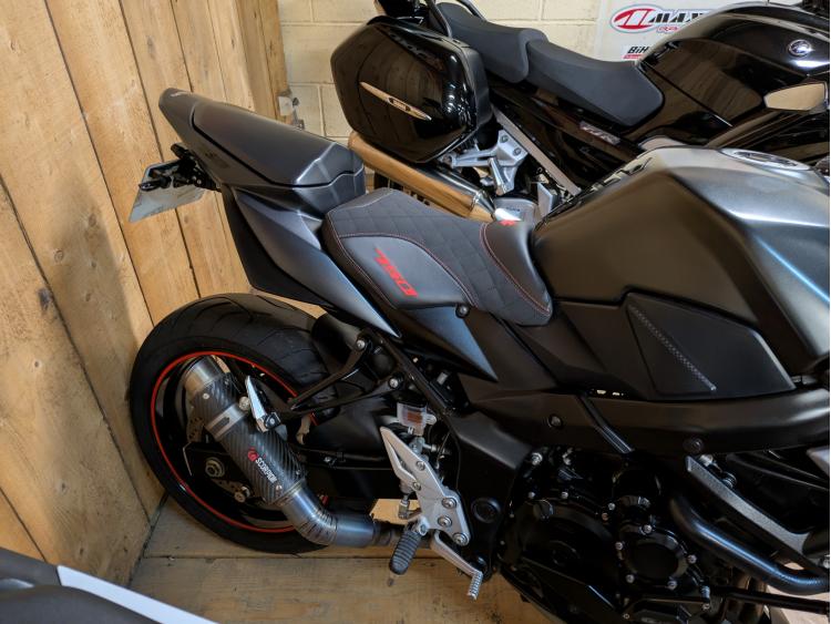 SUZUKI GSR 750