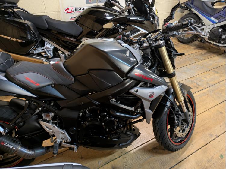 SUZUKI GSR 750