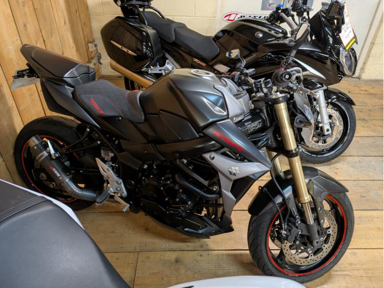 SUZUKI GSR 750