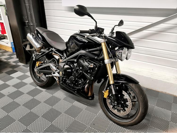TRIUMPH STREET TRIPLE 675
