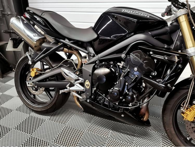 TRIUMPH STREET TRIPLE 675