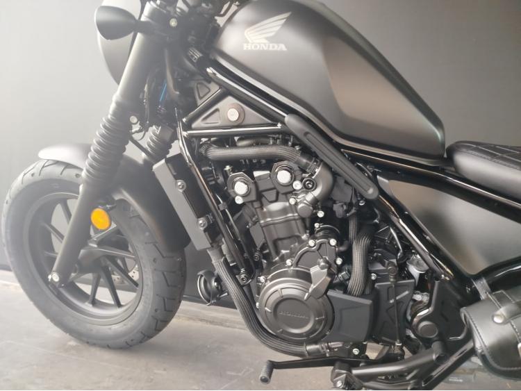 HONDA CMX 500 REBEL - 1er main.